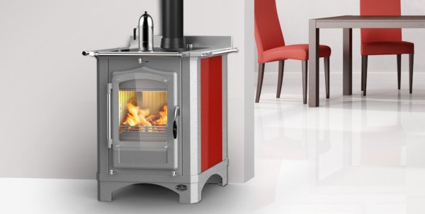 Vedspis Cucinotta är en snygg och miljövänlig vedspis med eldstad och lucka av gjutjärn och ett snyggt yttre design.