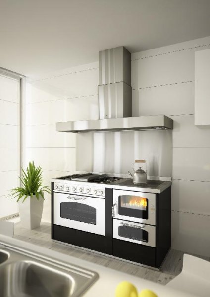 Vedspis Domino D6 är en smal, modern och effektiv vedspis med miljövänlig förbränning
