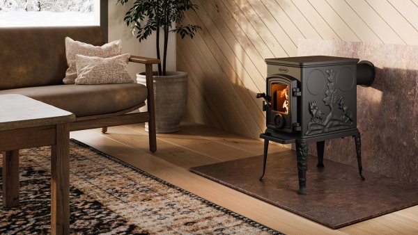 Gjutjärnskamin Dovre 101 CBS är en liten kompakt kamin med en stor glaslucka för att ge en maximal insyn till elden.