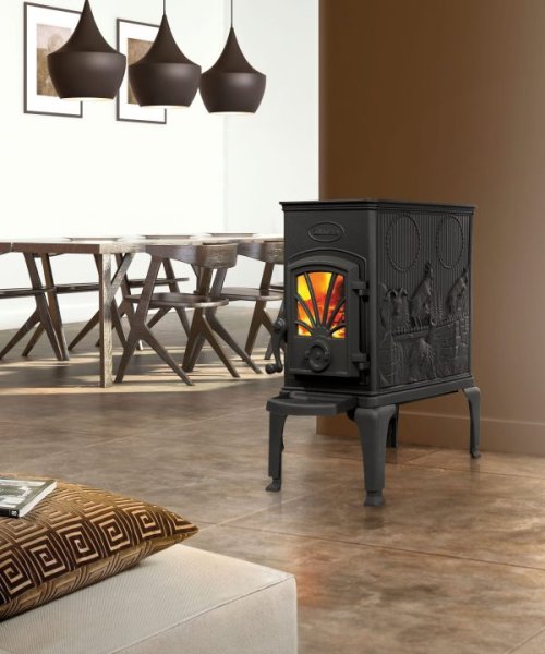 Gjutjärnskamin Dovre 40CBS-2 är en snygg och effektiv kamin med ren förbränning bakom en stor generös glaslucka.