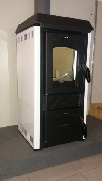 Braskamin GIOIA 470AZ är en liten, snygg och effektiv braskamin som med sin fina och moderna design kommer att skapa hemtrevnad