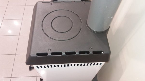 Braskamin GIOIA 470AZ är en liten, snygg och effektiv braskamin som med sin fina och moderna design kommer att skapa hemtrevnad