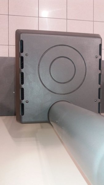 Braskamin GIOIA 470AZ är en liten, snygg och effektiv braskamin som med sin fina och moderna design kommer att skapa hemtrevnad