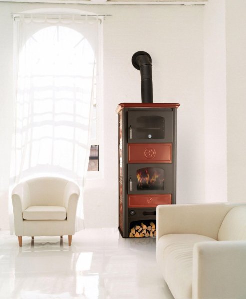 Vattenmantlad kamin SK60F med ugn är en snygg och effektiv kamin som med sin fina och moderna design