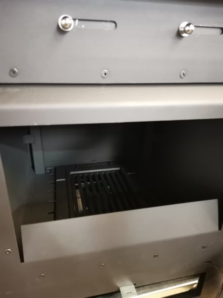 Vattenmantlad kamin Vulkan Plus S är en snygg och modern vattenmantlad kamin med med naturstenar på sidorna och topp och imponer