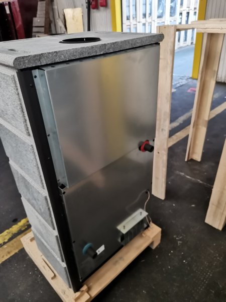Vattenmantlad kamin Vulkan Plus S är en snygg och modern vattenmantlad kamin med med naturstenar på sidorna och topp och imponer