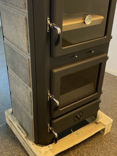 Vattenmantlad kamin Vulkan Plus S är en snygg och modern vattenmantlad kamin med med naturstenar på sidorna och topp och imponer