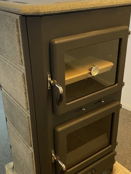 Vattenmantlad kamin Vulkan Plus S är en snygg och modern vattenmantlad kamin med med naturstenar på sidorna och topp och imponer