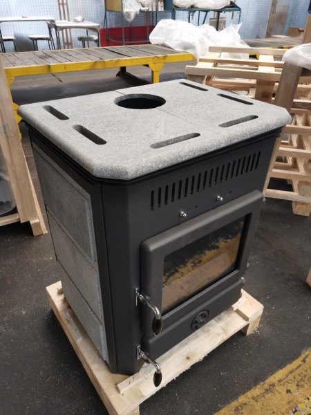Vattenmantlad kamin Vulkan S är en effektiv, liten och kompakt vattenmantlad kamin med naturstenar på sidorna och topp och impon