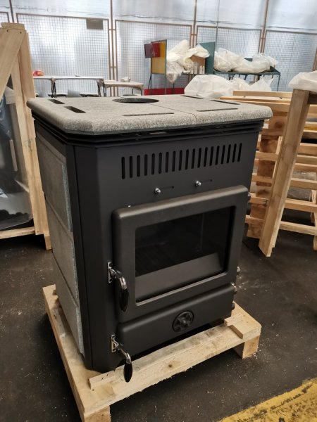 Vattenmantlad kamin Vulkan S är en effektiv, liten och kompakt vattenmantlad kamin med naturstenar på sidorna och topp och impon