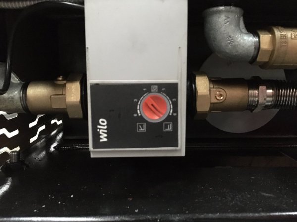Vattenmantlad kamin Hammam är en liten,snygg och effektiv vattenmantlad kamin för central uppvärmning, varmvattenförsörjning (i